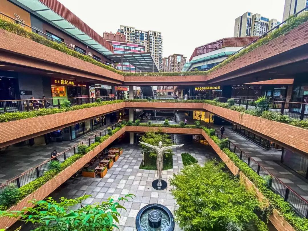 瑞虹天地·月亮湾瑞虹路181号推荐理由:主中庭月亮广场为一圆形广场