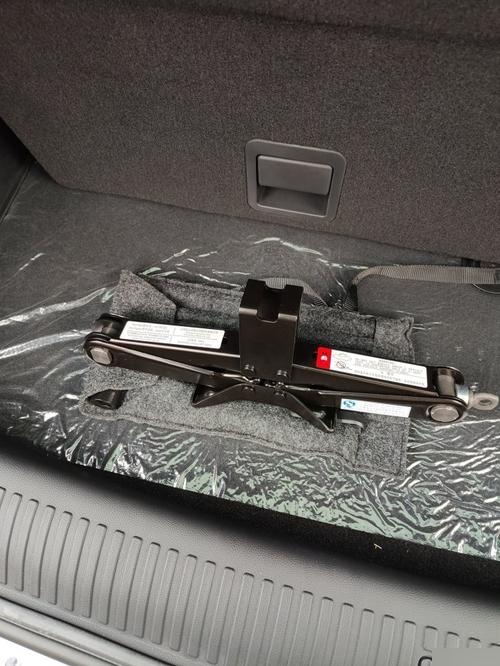 备胎内部设有专用的固定槽位,将千斤顶折叠收纳后,按照轮廓放入即可.