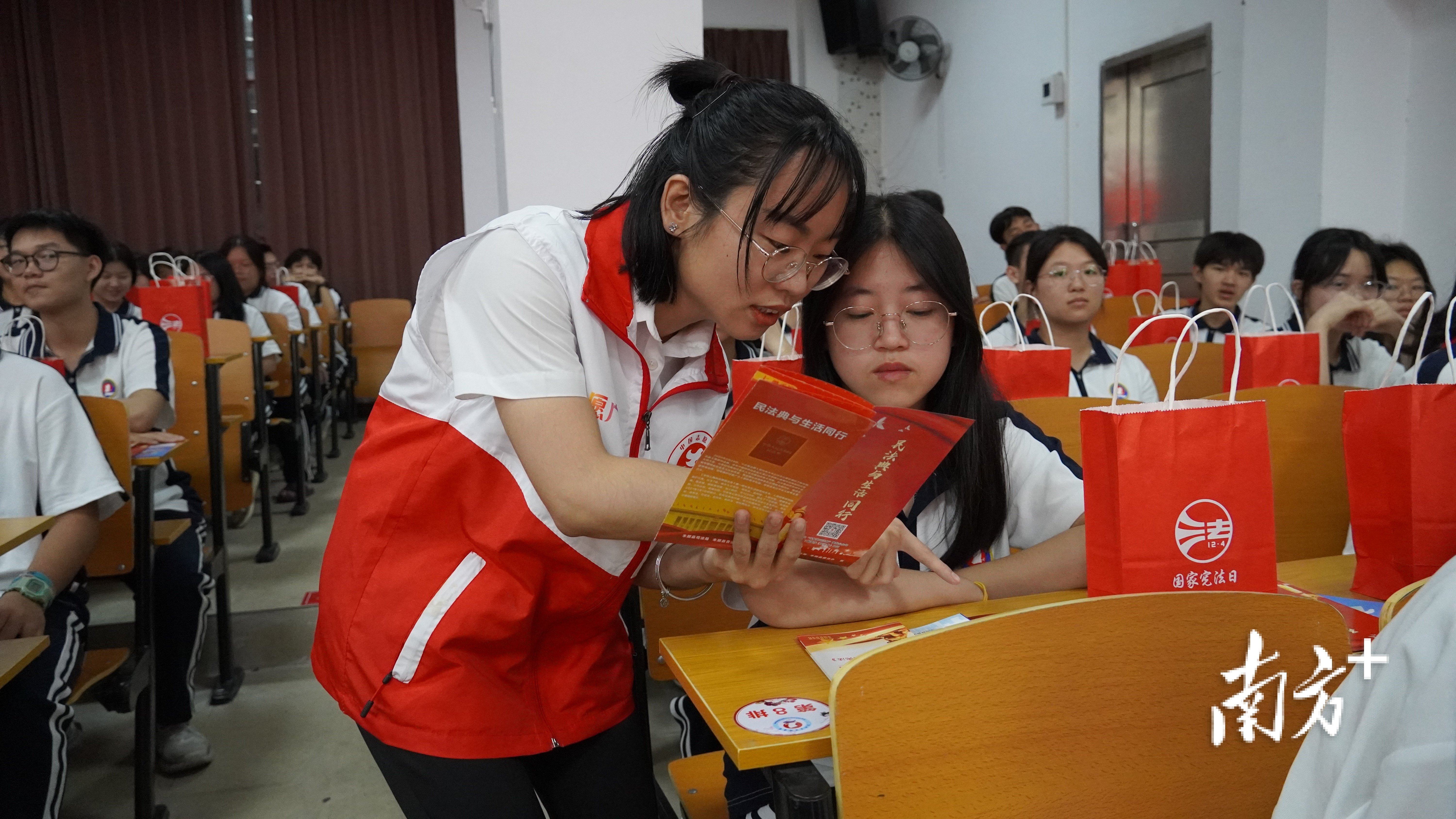 丰顺县司法局,县普法办联合华侨中学开展普法宣传进校园活动