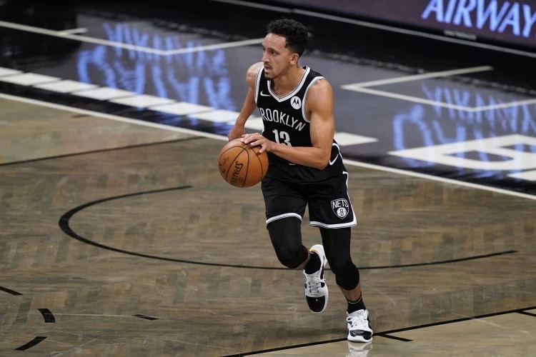 5,将沙梅特送到太阳换回老将控卫杰文-卡特,但是卡特在这个阵容中应该