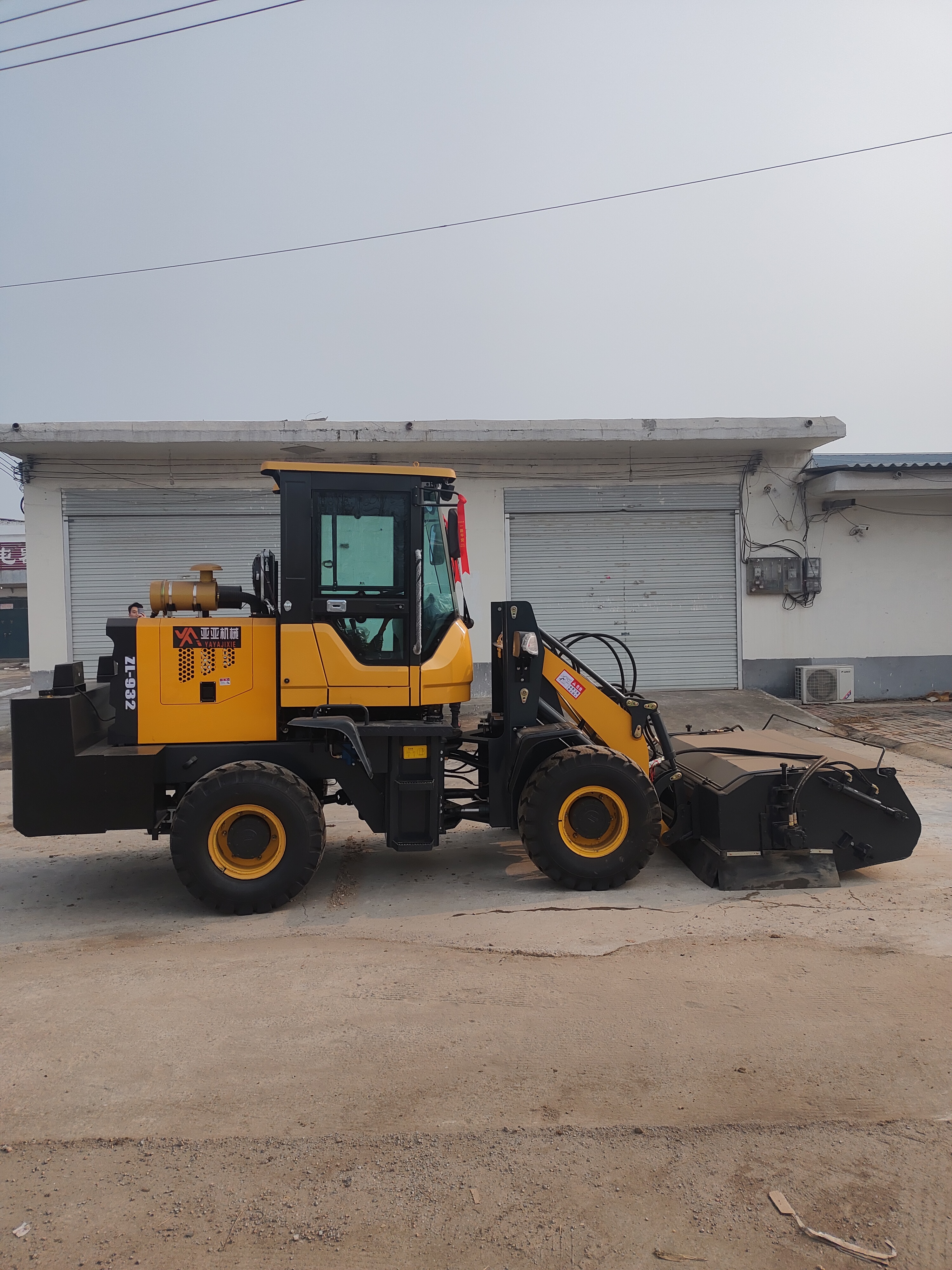 对于清理混凝土,渣土,碎石的铲车式道路清扫机,大型工地工程用