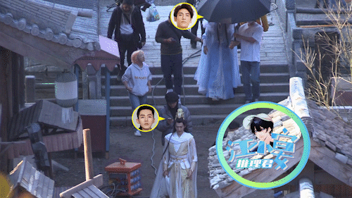 结束拍摄后,邓为和罗云熙前往房车休息,邓为走在前方,罗云熙跟在后方