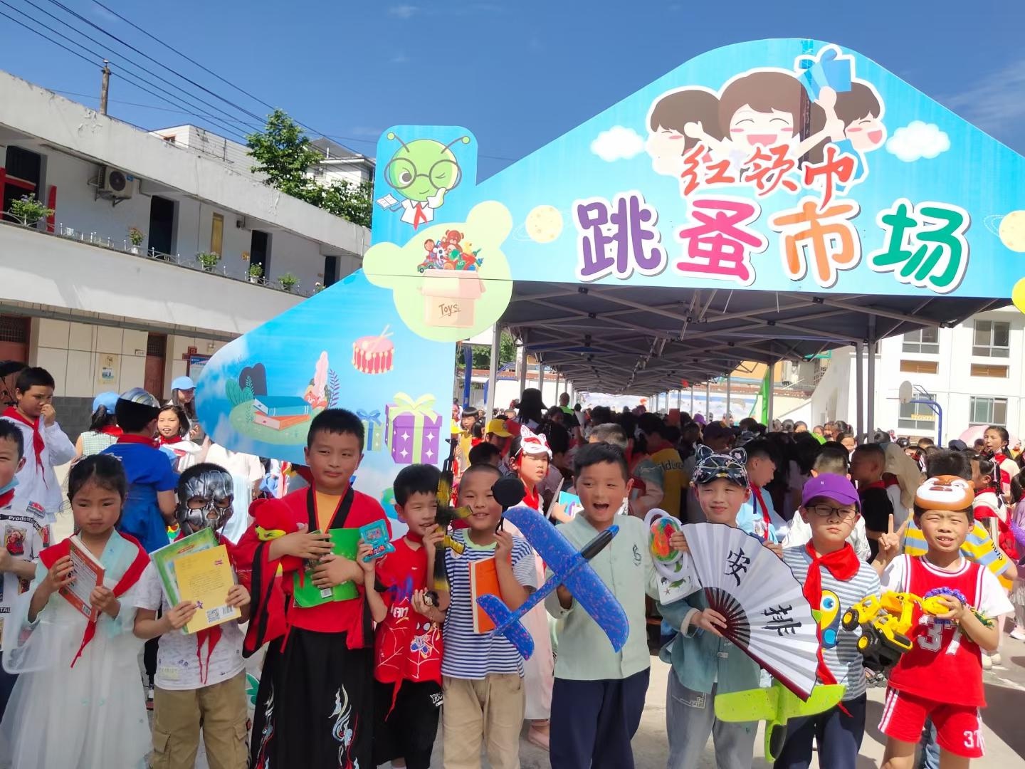 第三实验小学:红领巾跳蚤市场开市啦