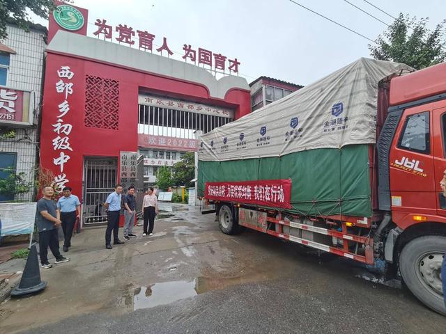 濮阳市油田第五中学向南乐县西邵乡中心校捐赠学生课桌椅