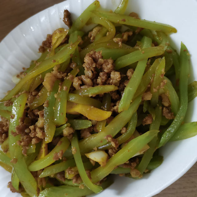 肉末炒莴笋,脆嫩可口,家常小炒