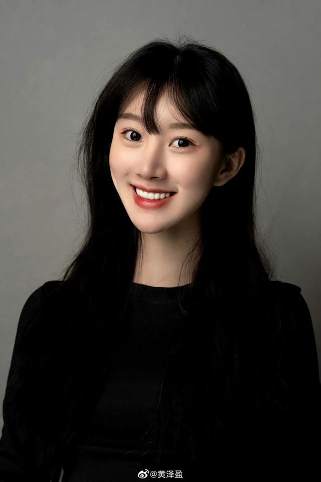 祝北电新生代女神艺人黄昱子生日快乐,人美心善未来可期