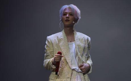 鹿晗演唱会上不敢读的灯牌,引发网友猜测和探讨