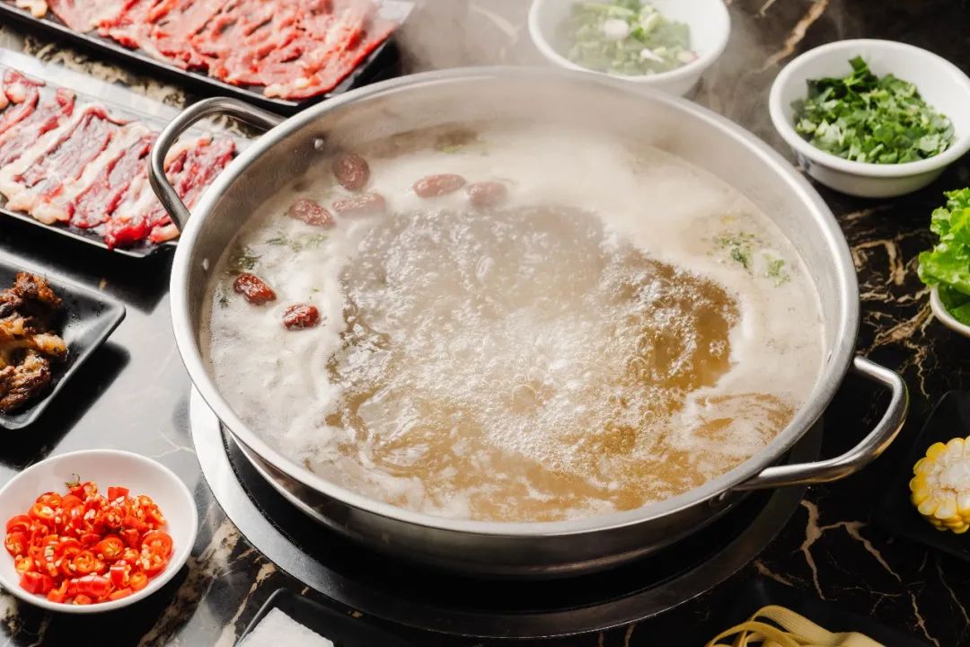 精心熬制牛骨汤底,嫩肉,吊龙,牛肉丸……肉食者的狂欢盛宴!
