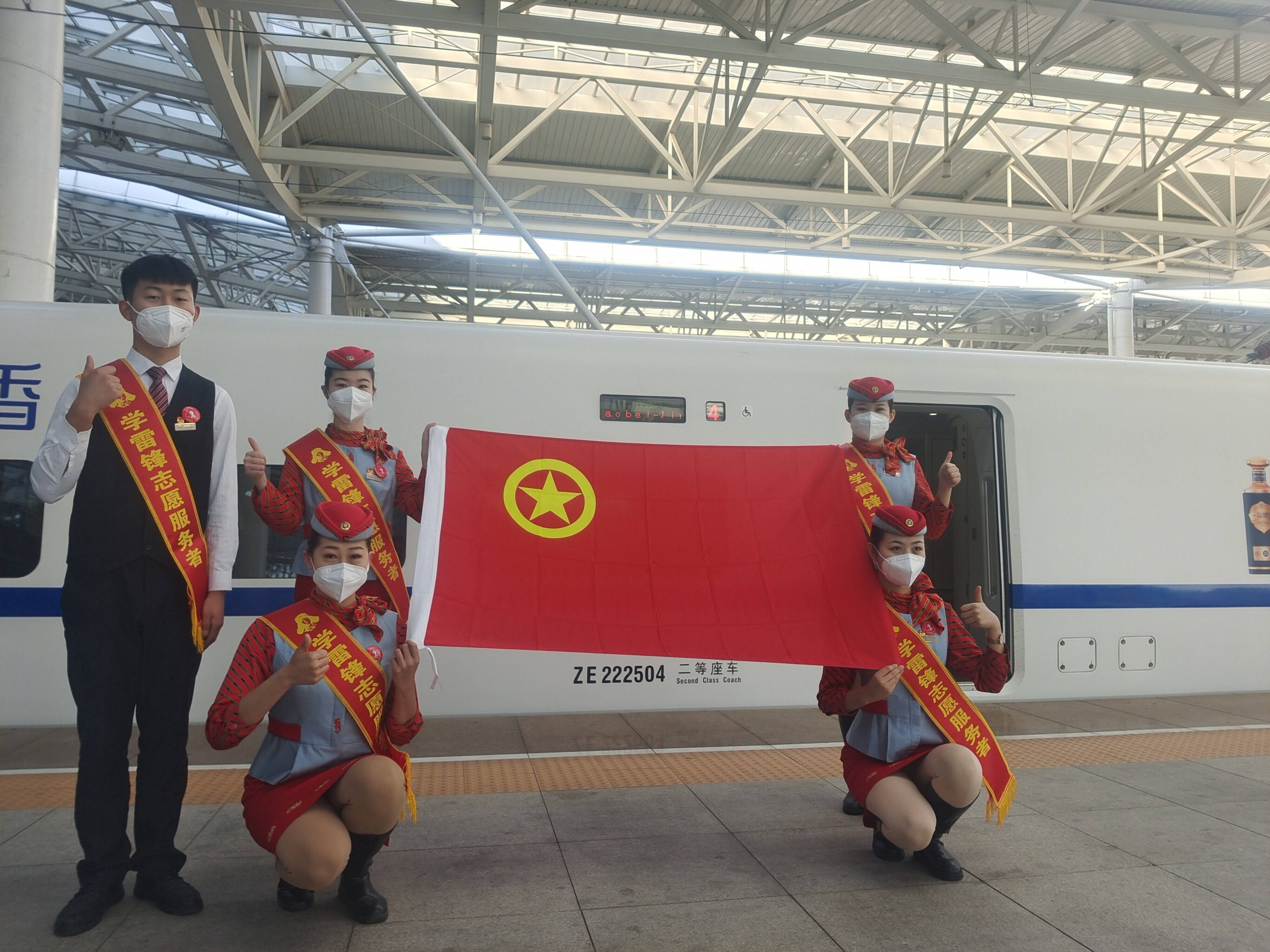 搬行李助老人 高姐走进青岛车站学雷锋