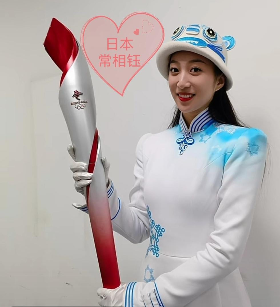 北京冬奥会举牌员服装图片