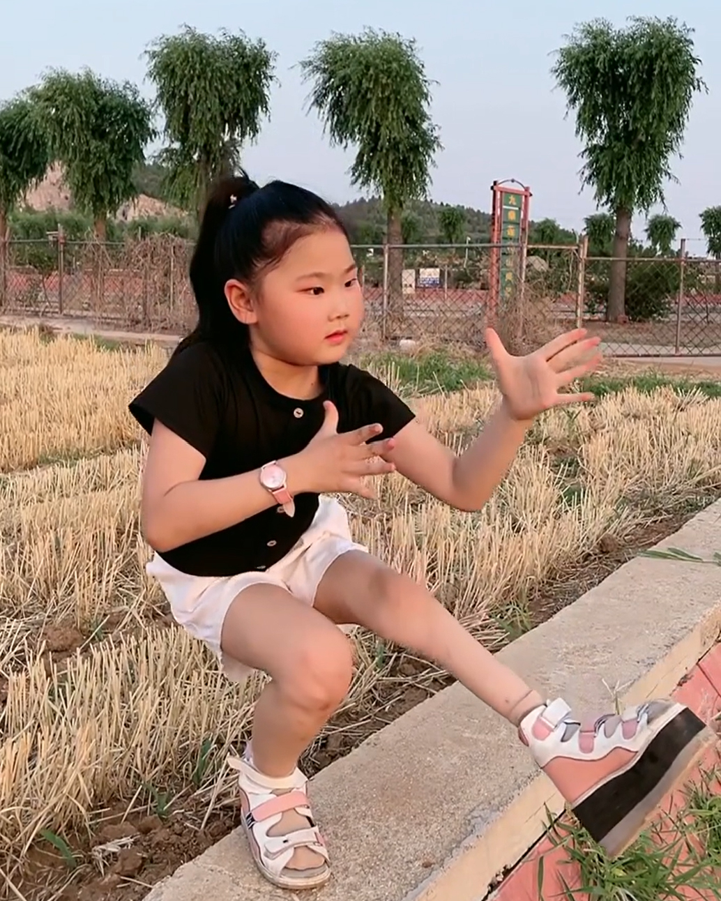 山东农村女孩:7岁成为百万网红,但她只想做个普通人