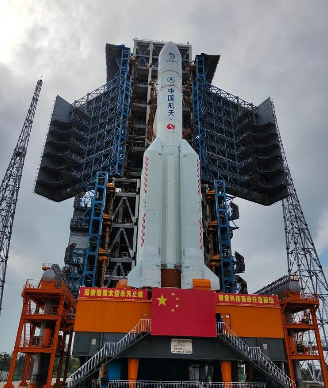 长征五号遥五运载火箭垂直转运至发射区