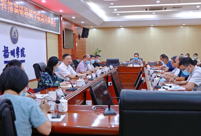 黄振饶到梧州学院调研并召开座谈会
