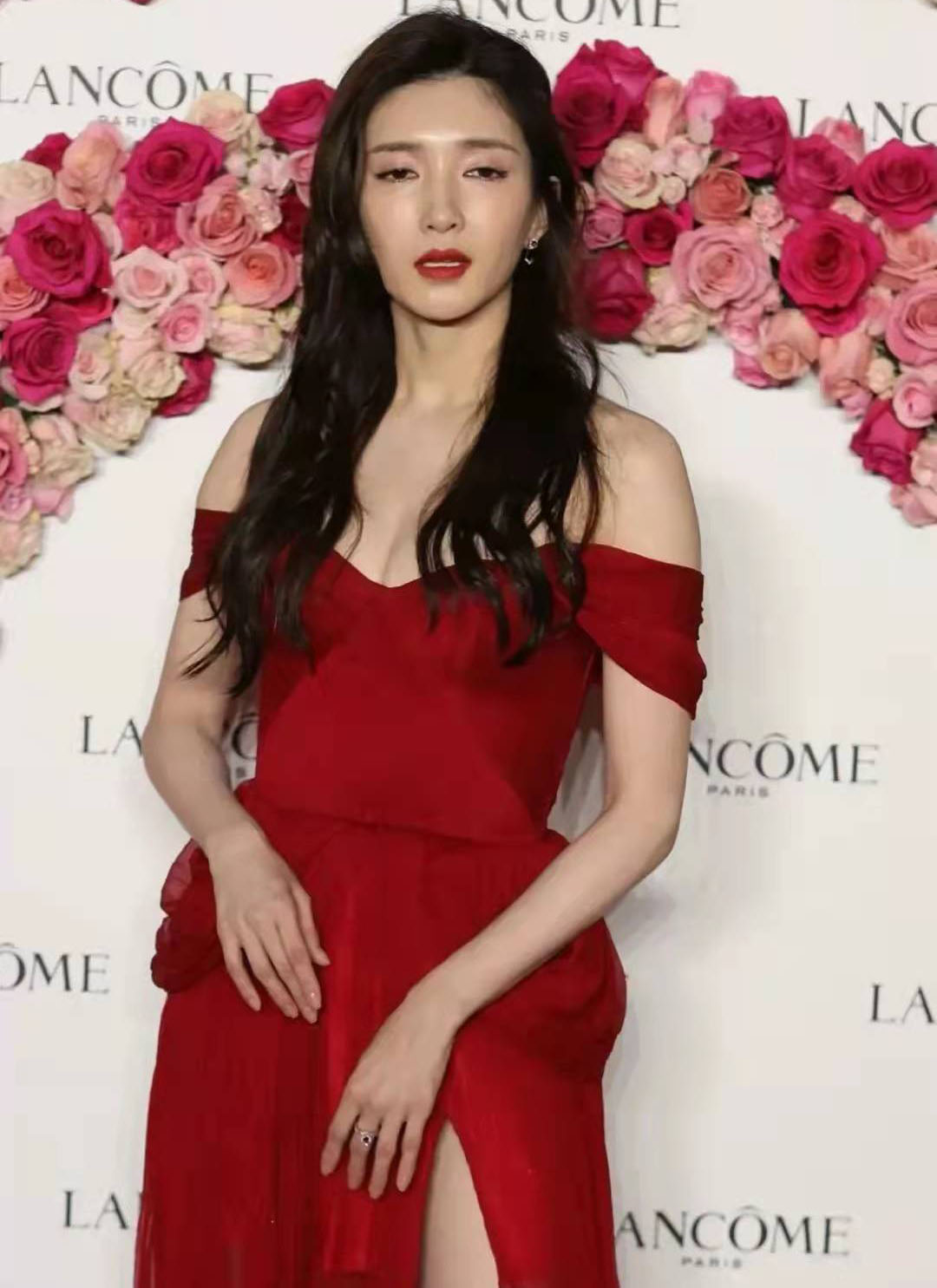 江疏影穿红色连衣裙亮相,造型洋气身材傲人,连脚趾头都是亮点