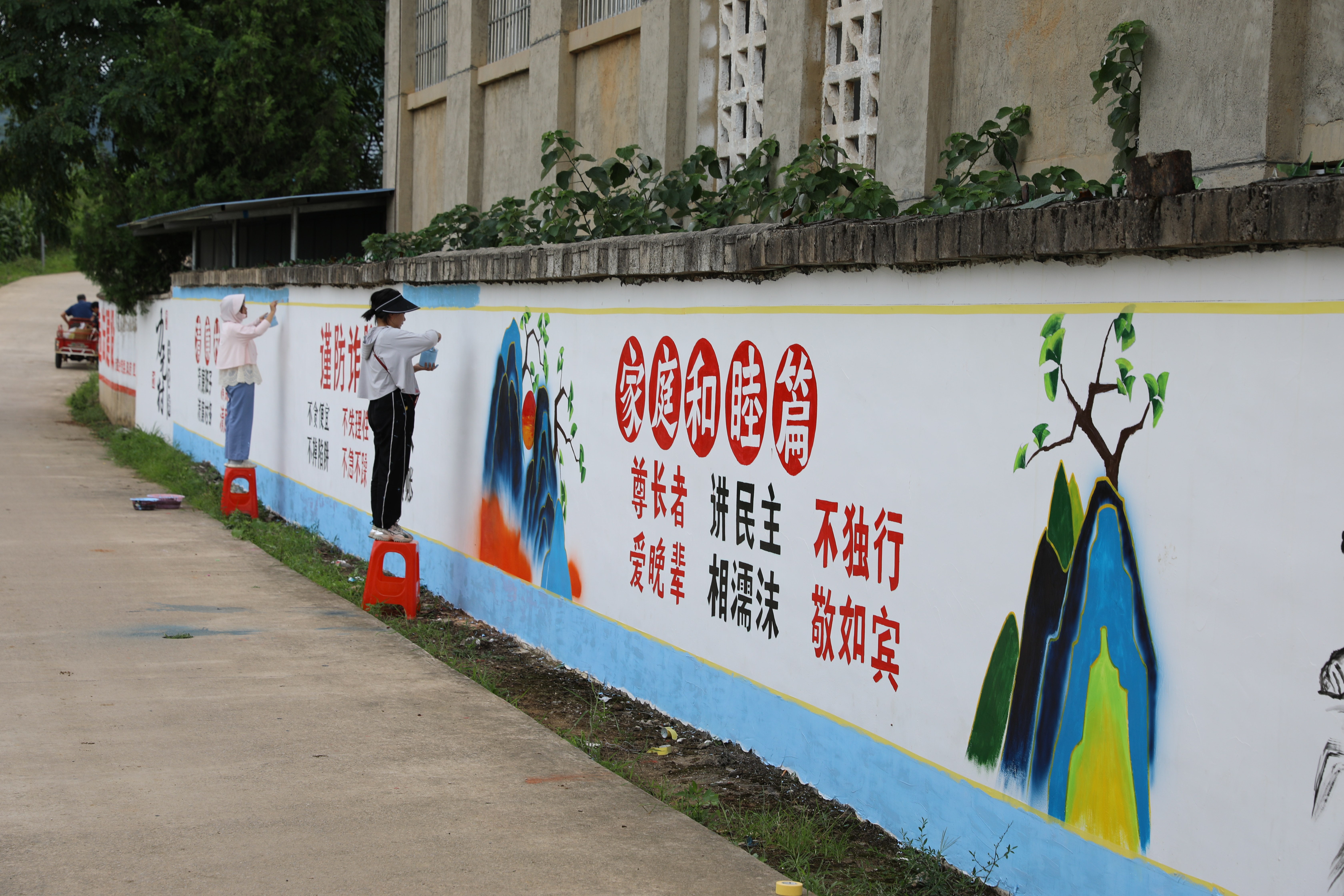 岑巩县天星乡:手绘"文化墙" 扮靓新村貌