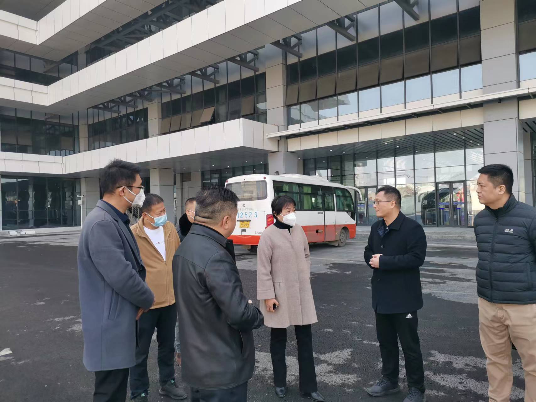 卢亚军节前检查重点客运站场项目安全生产工作