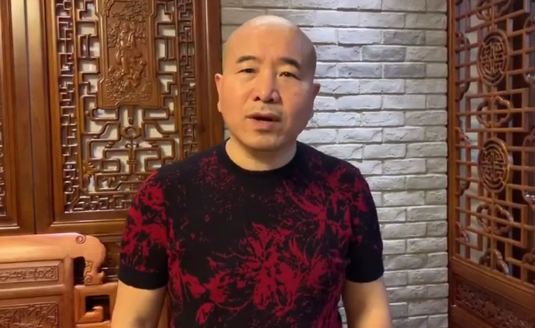 王小利登台唱二人转,观众起哄大喊"挪车",巧妙回应化解尴尬