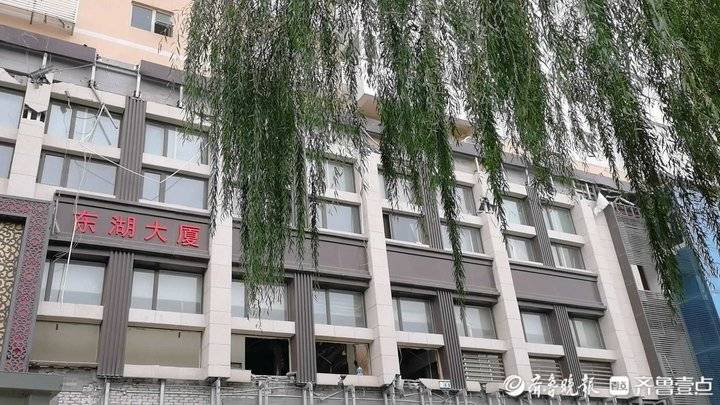 济南东湖大厦开拆!现场施工人员:内部已基本拆完