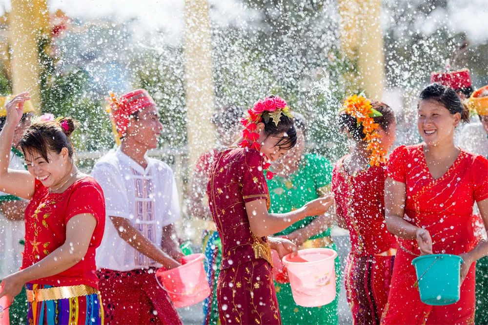 请查收这份来自德宏泼水节的特别邀请函!