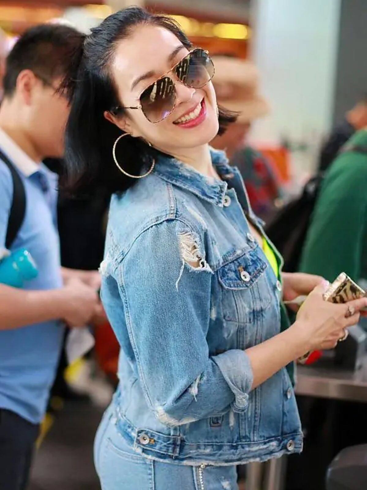 钟丽缇真时髦,穿紧身牛仔裤走机场,俏皮魅力藏不住