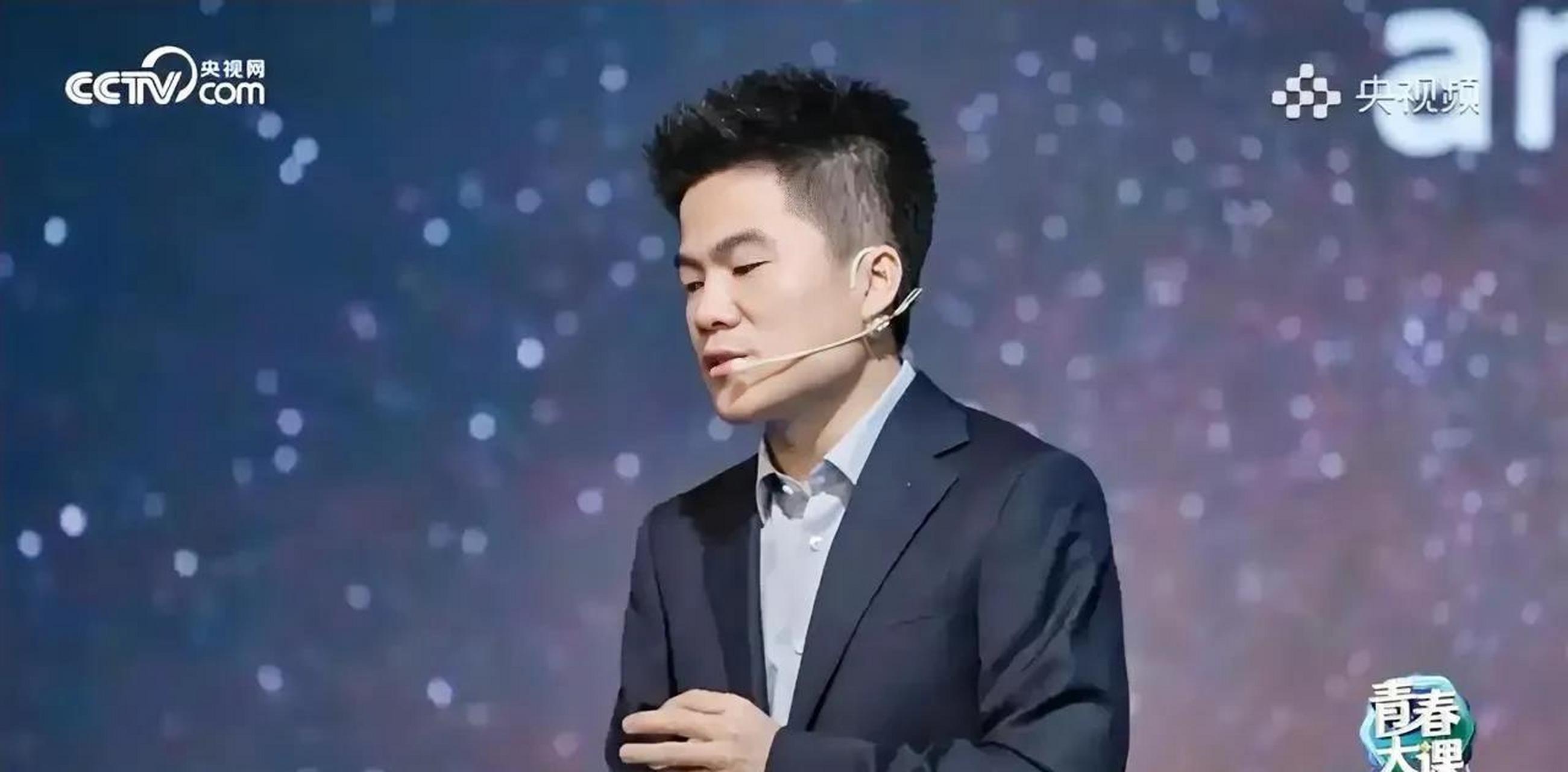 董宇辉在中国传媒大学演讲,演讲期间台下的同学反应冷淡,也没有什么