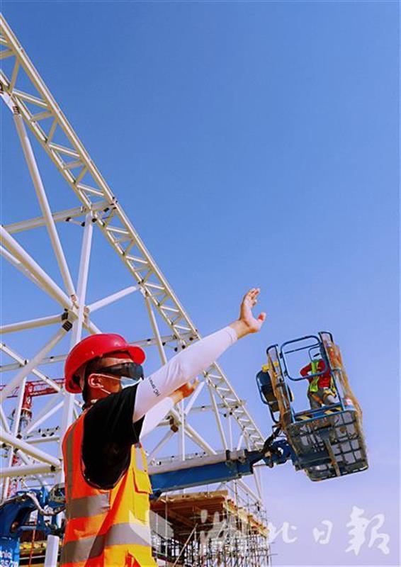坚守全球最大光热发电项目 300余建设者迪拜过个"凉爽"年