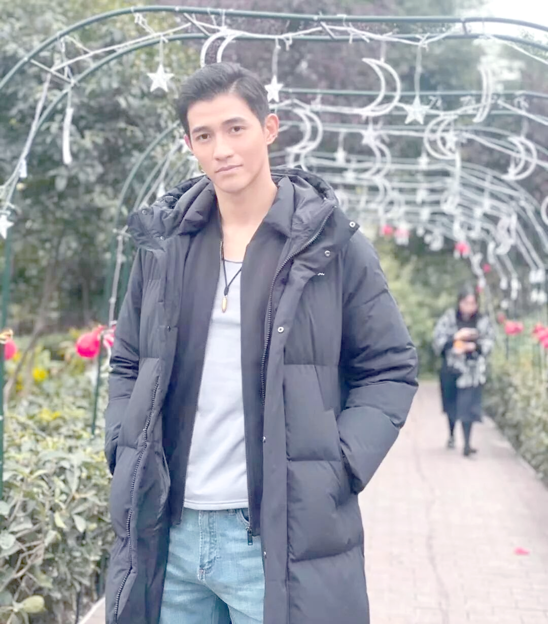 李子峰照片与演技引发热议:燕小乙的魅力揭秘