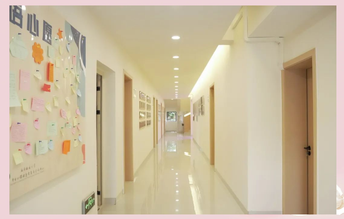 位于一楼走廊的预约接待厅,是心理中心对外服务的首要窗口.