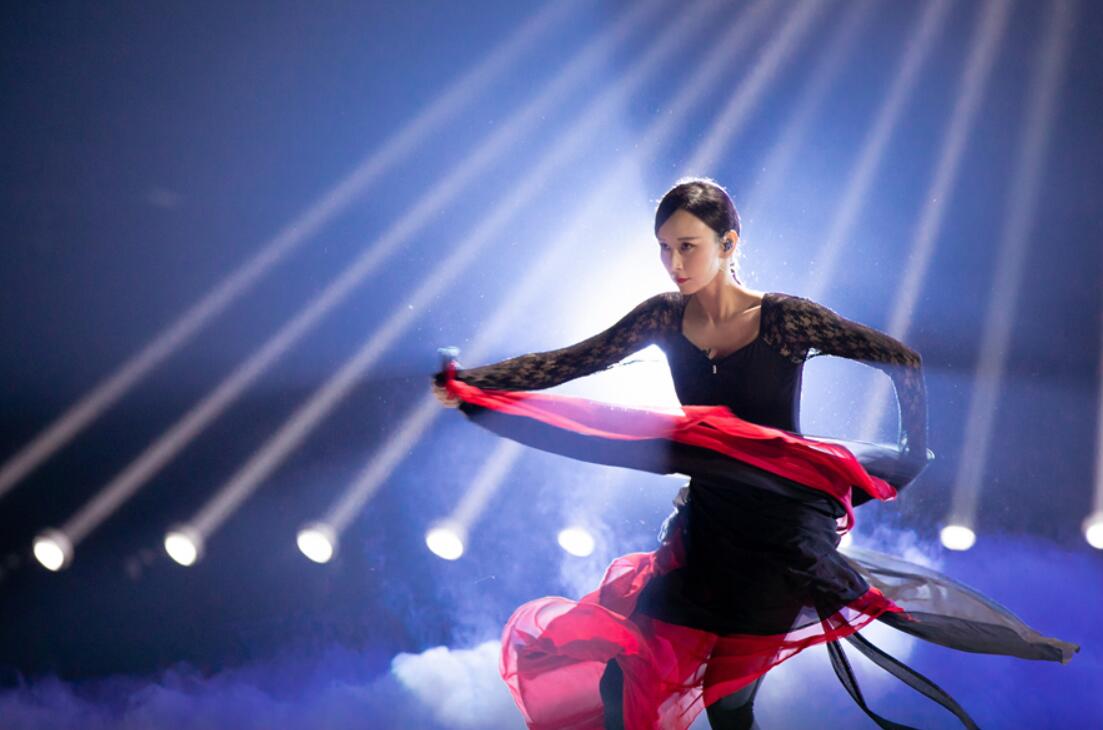 胡静《姐姐2》初舞台展超强实力《大鱼》舞艺惊艳气质高雅