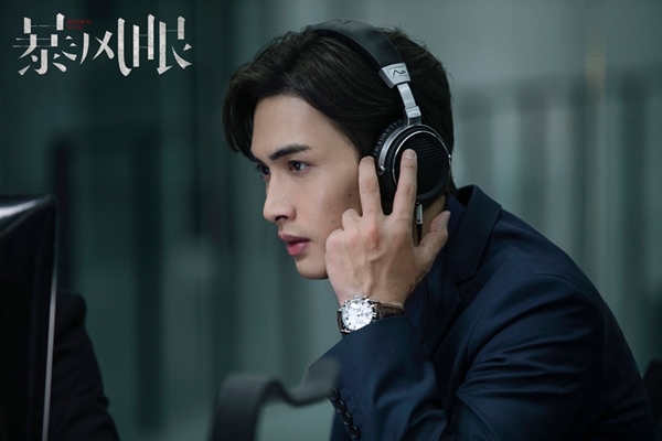 由杨幂,张彬彬领衔主演的《暴风眼》,是一部当代国安都市反谍剧.