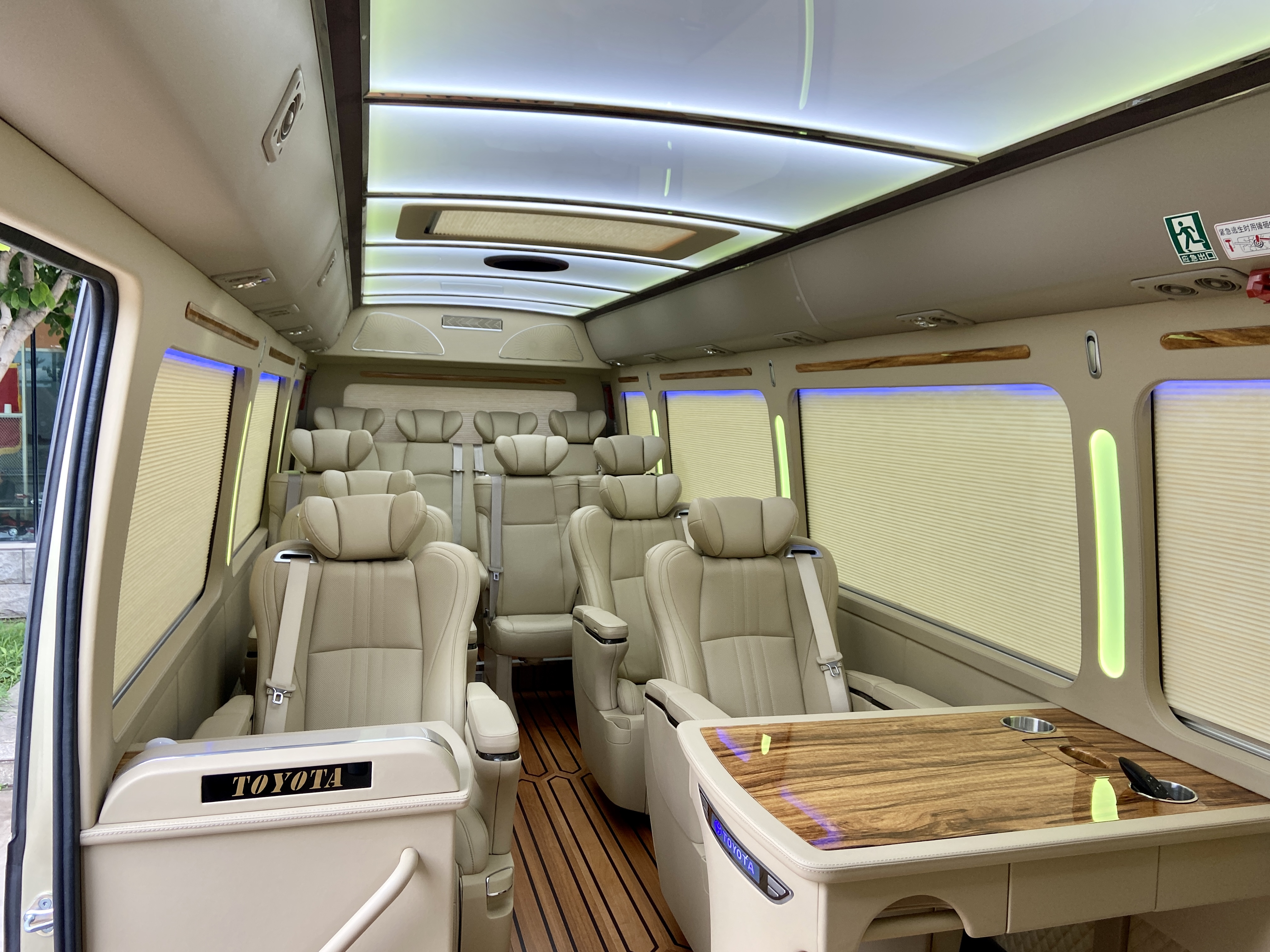 丰田考斯特15座商务车,空间大人性化配置满足一切出行需求