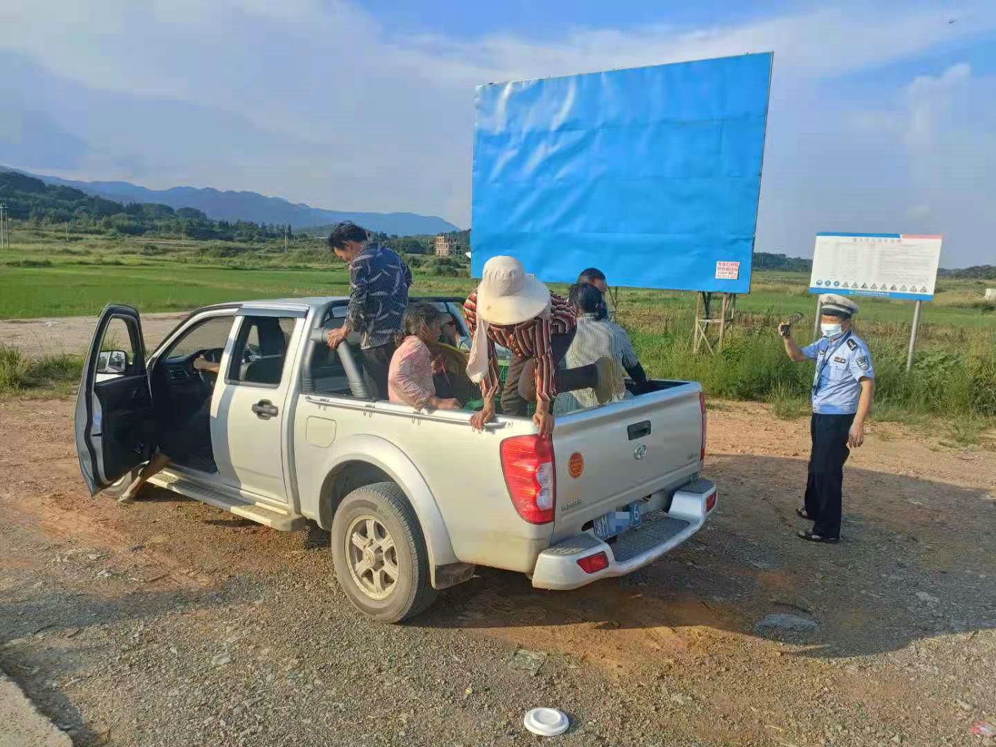 江永交警:查获皮卡车非法载人