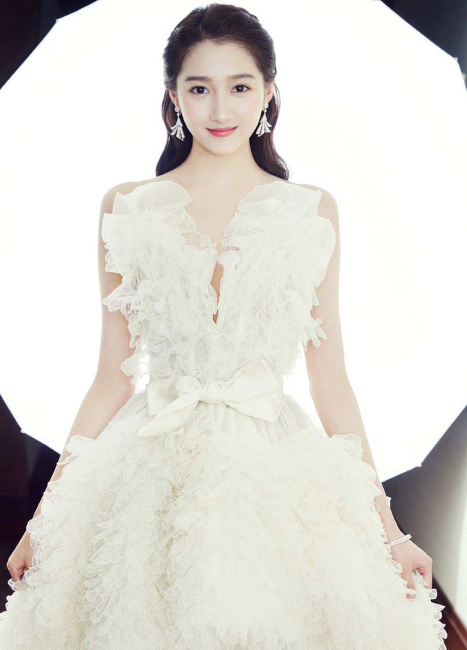 关晓彤身穿轻盈纱裙的高清壁纸大片在网络上热议.