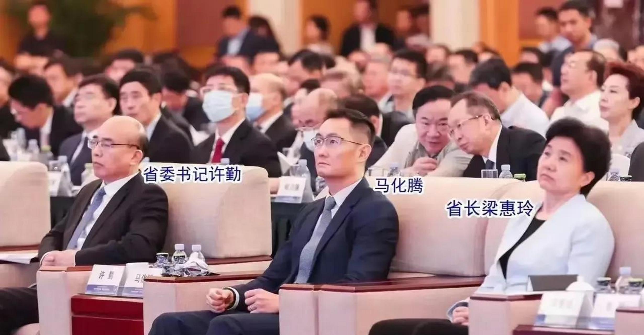 仅仅从一张图片上就可以看出马化腾今时今日的地位!