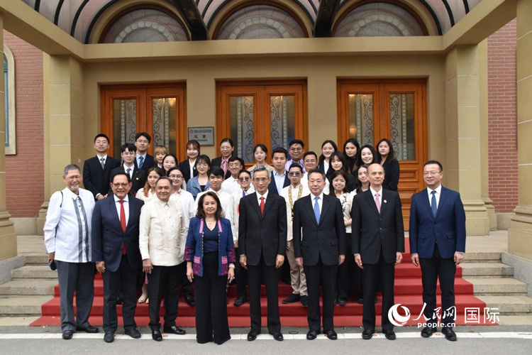 中国人民对外友好协会授予菲律宾前总统阿罗约人民友好使者荣誉称号