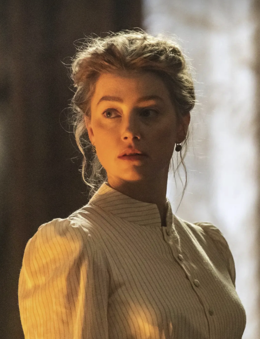 "海后"艾梅柏·希尔德流亡归来踏上红地毯