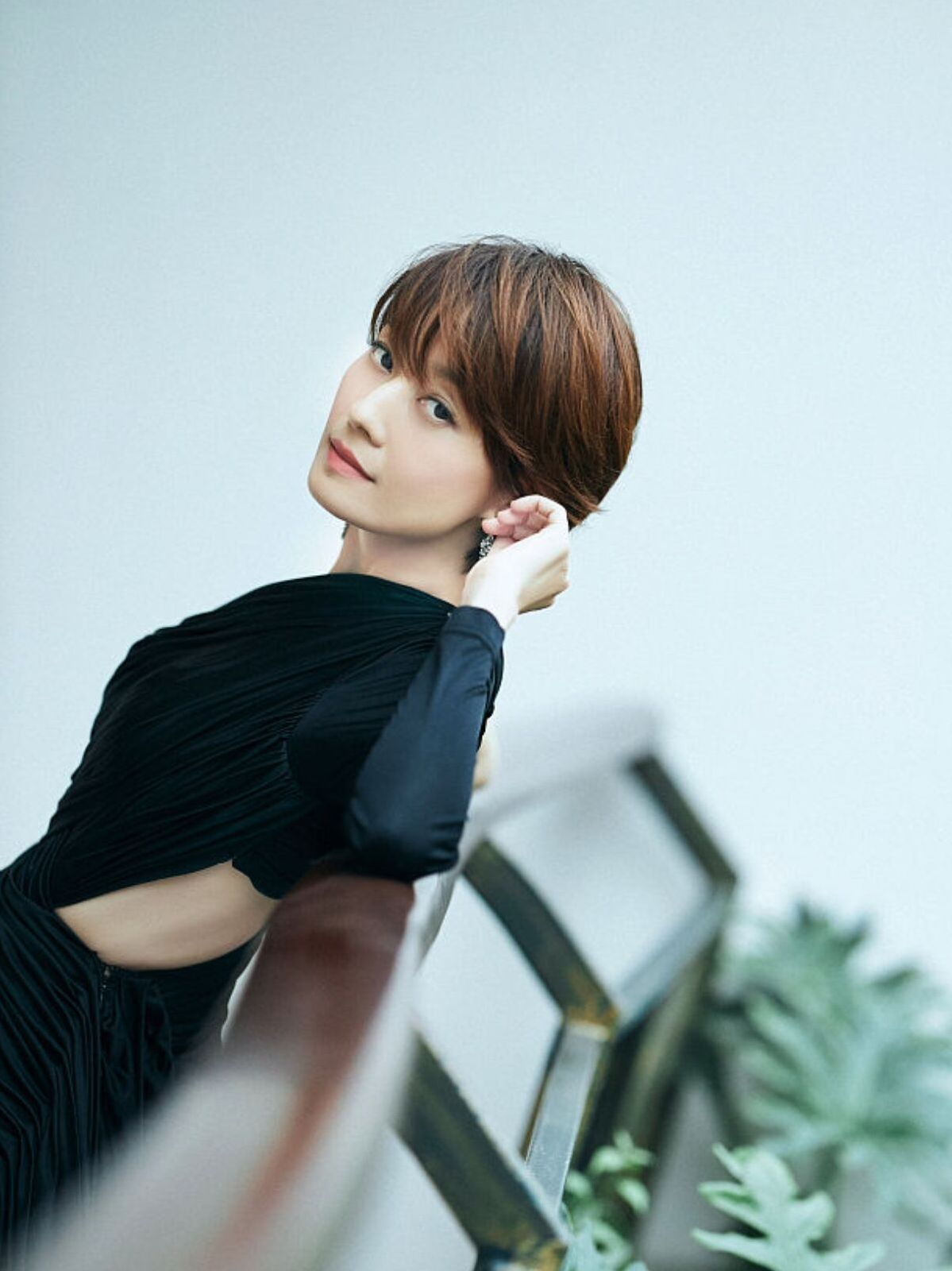 马伊琍真是努力在往年轻了打扮,穿黑色连衣裙,还坚持"露后腰"