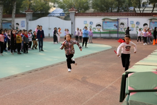 大兴五小举行迎面接力比赛