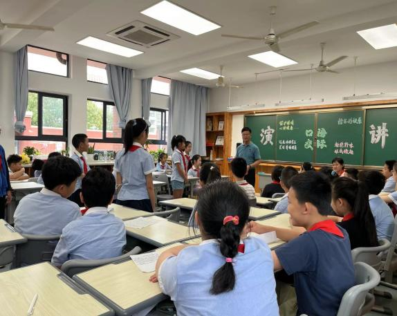 青蓝小学这周来了一大波家长,"沉浸式"体验让大家对学校竖起了大拇指