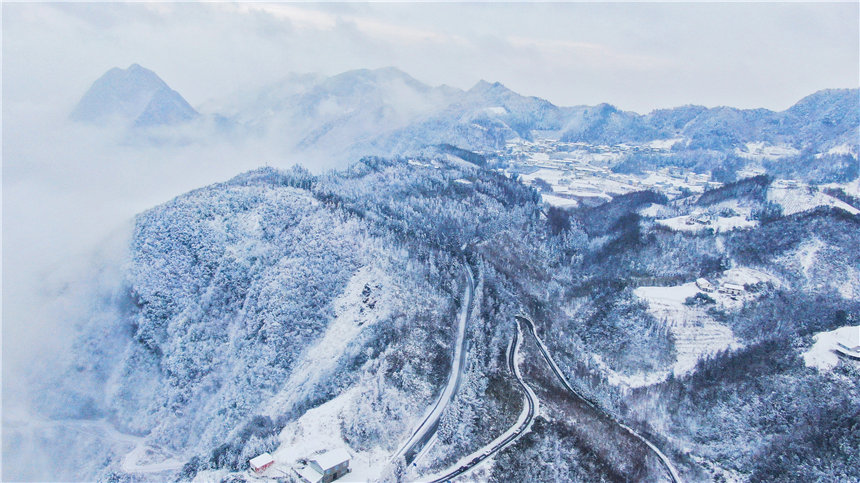 湖北建始:冬雪落林海