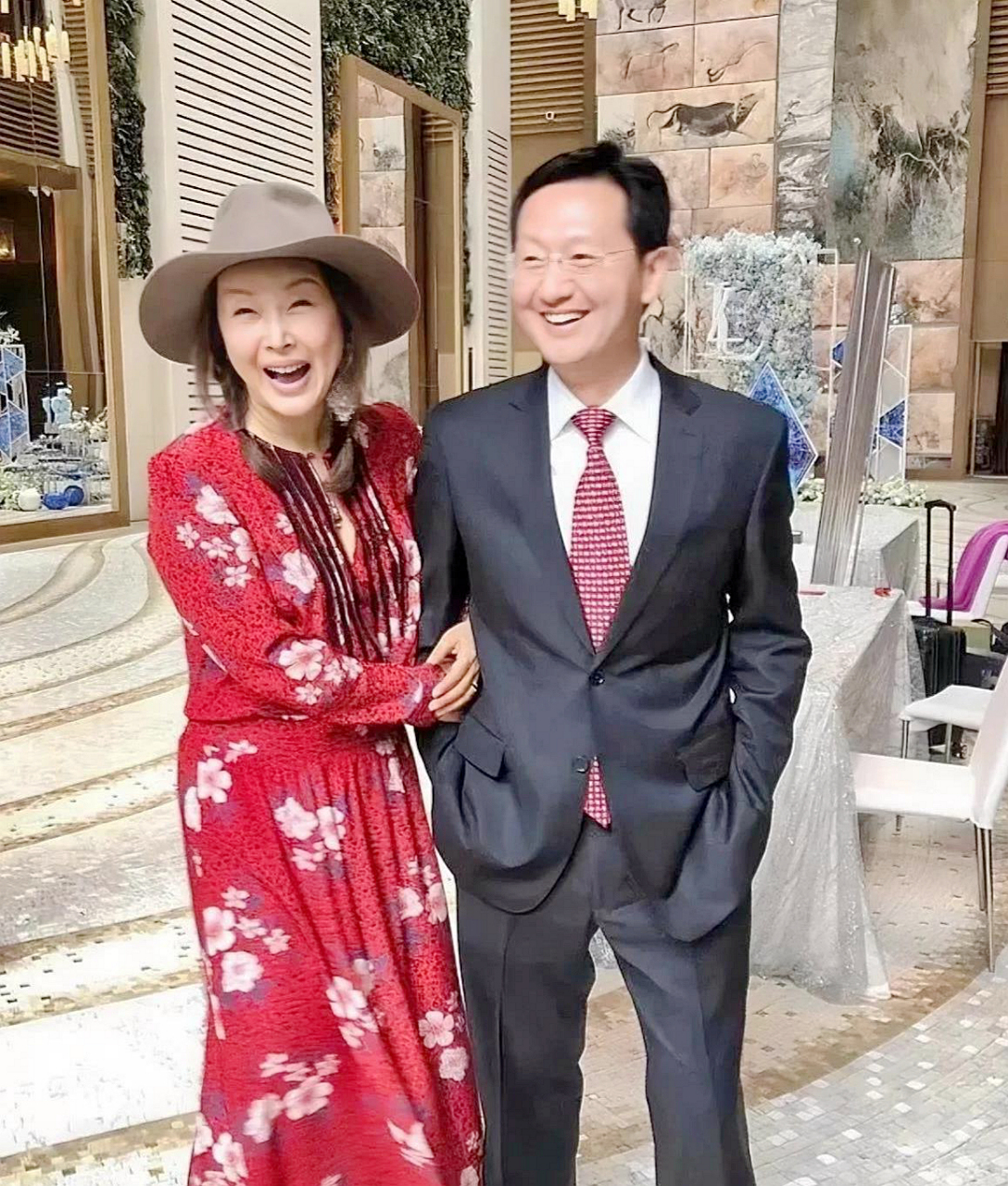 孙悦的丈夫吴飞舟是一家信息技术公司的董事长,该公司是电信行业领先