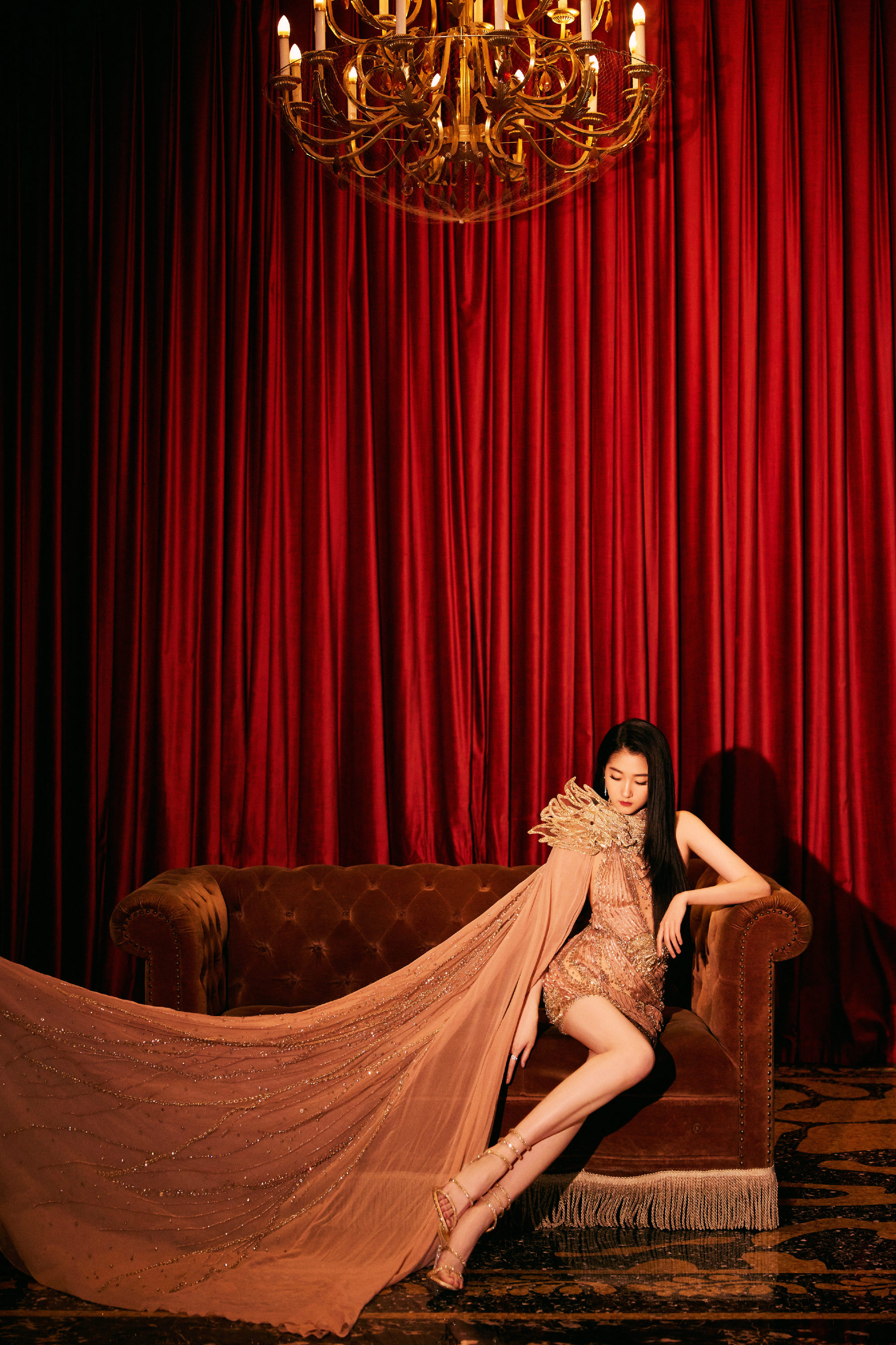 关晓彤香槟粉色包臀裙搭配长披风 尽显高级感 一双大长腿太迷人了