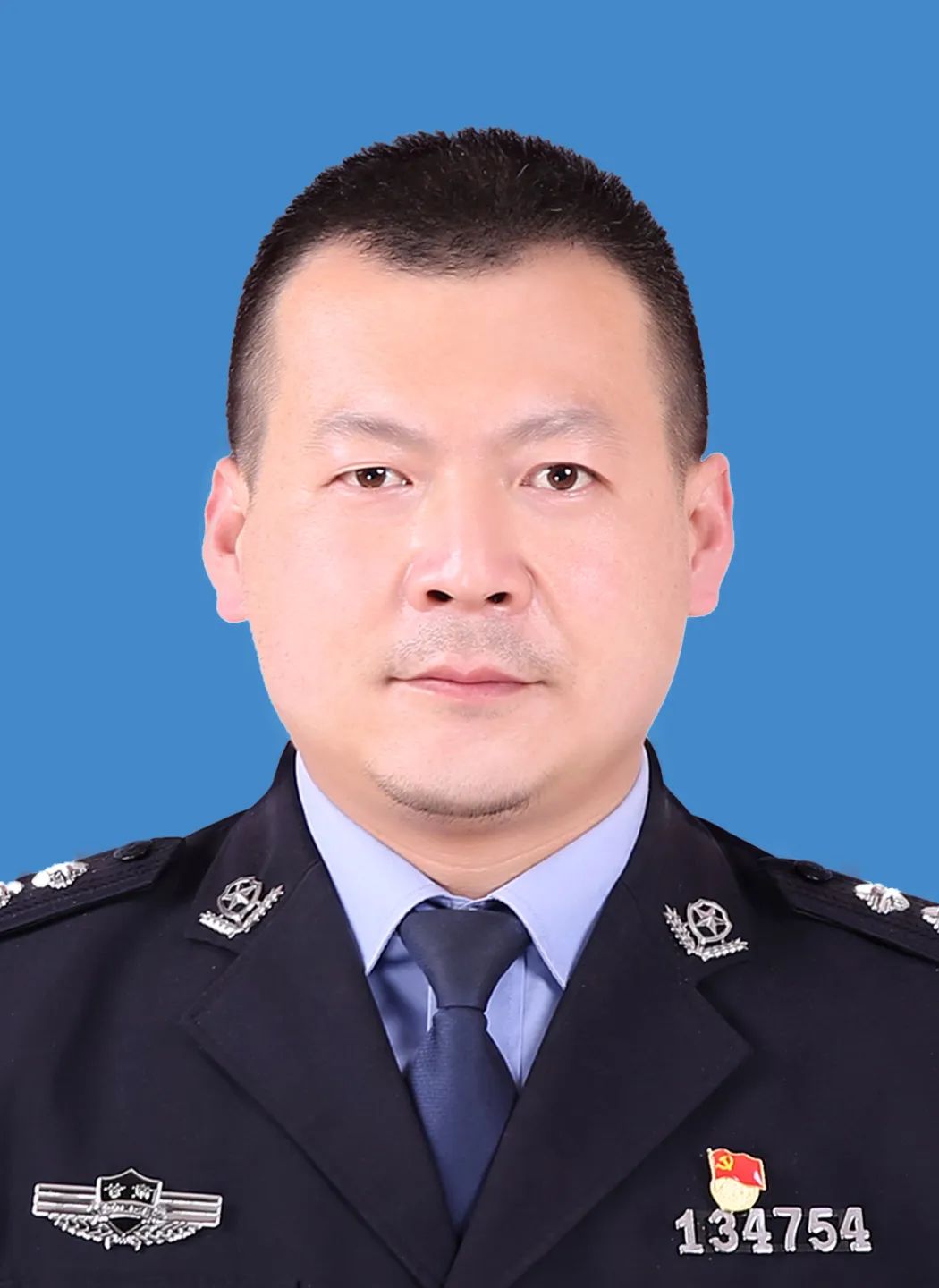 崇信县第一届年度最美人物丨最美平安守护者王小飞事迹展播