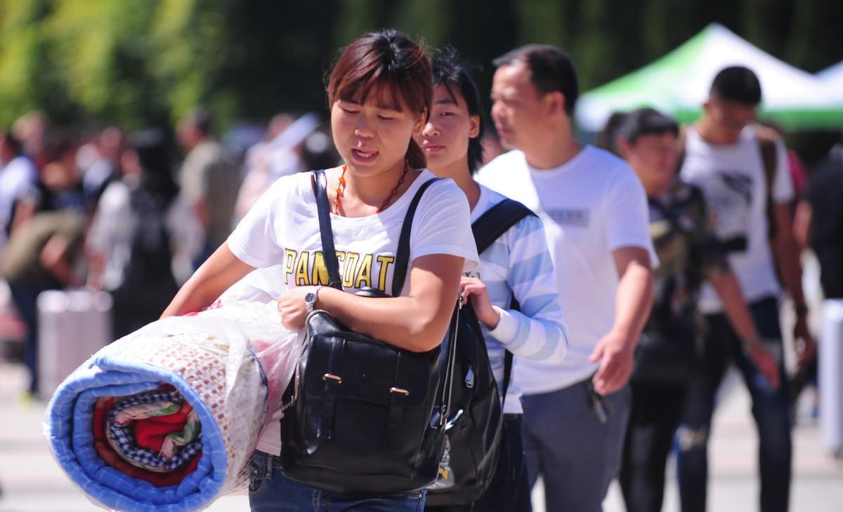 大一新生即將開學,家長進不了校門的