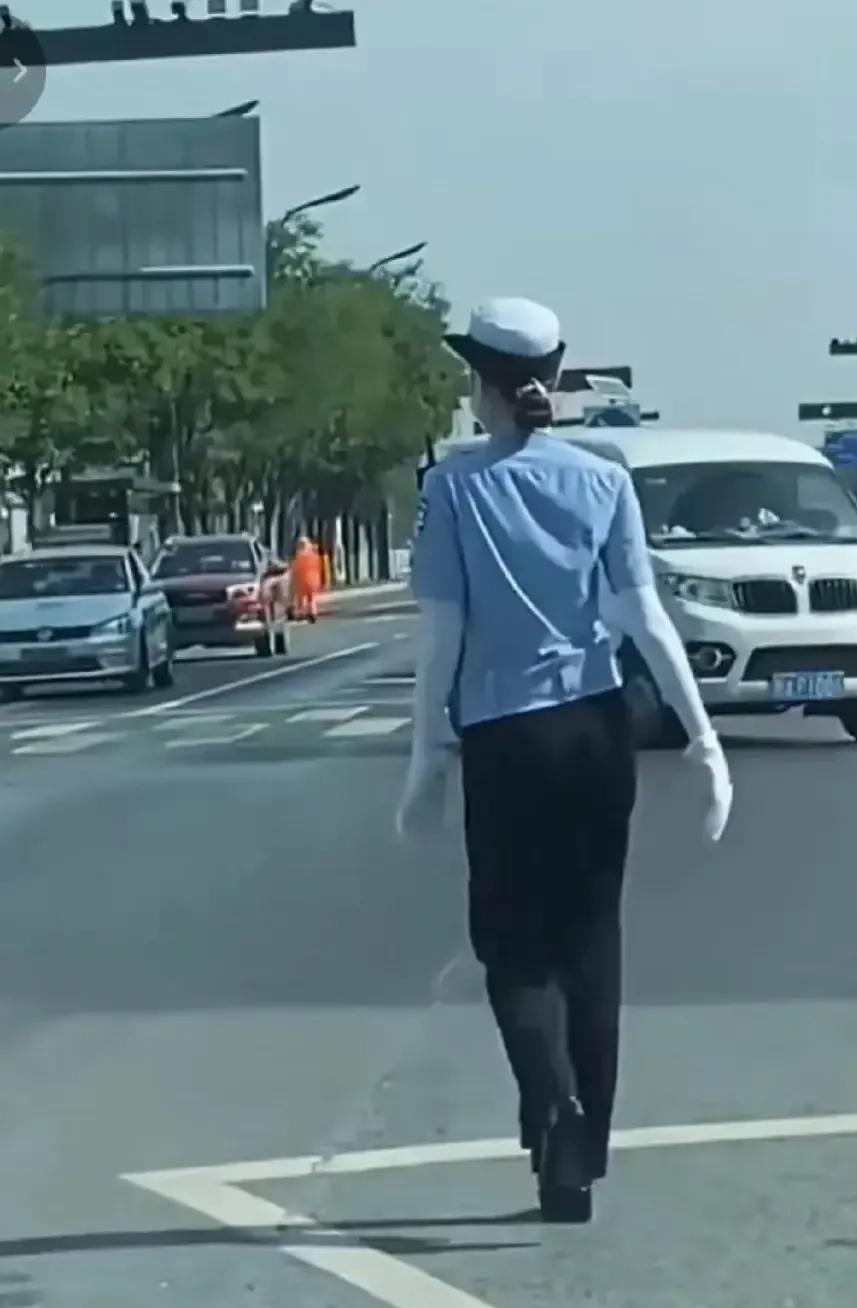 女交警夏日执勤 穿防晒袖套