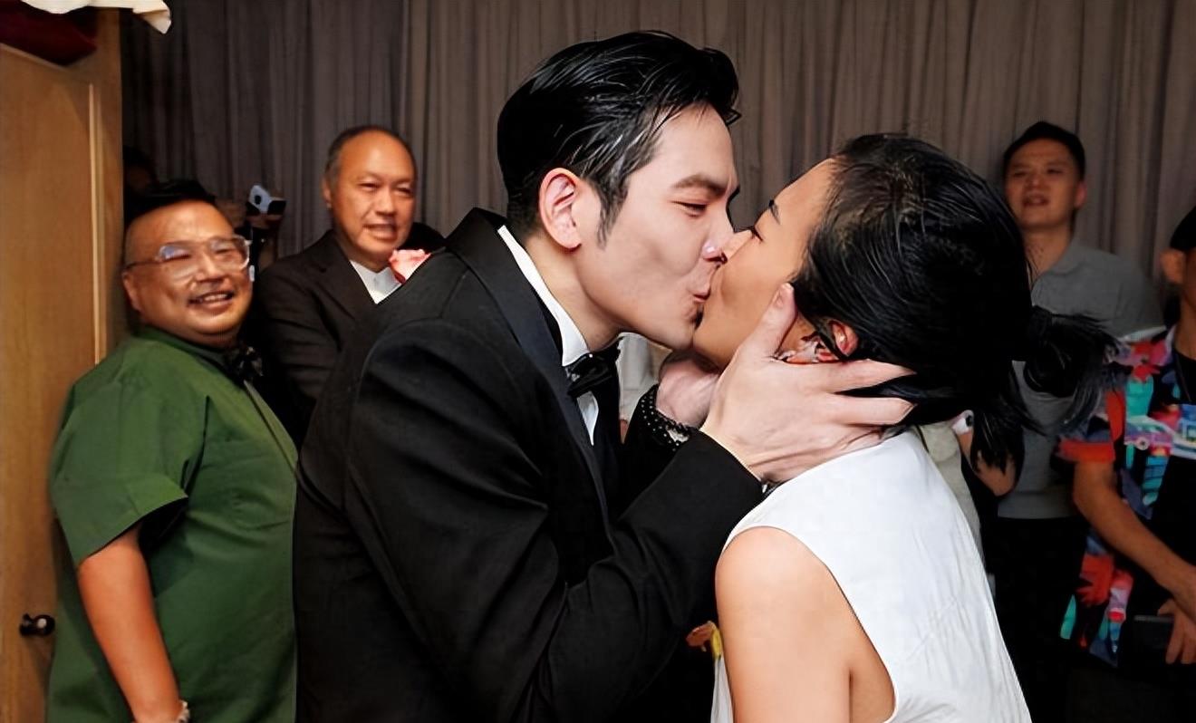 萧敬腾官宣与50岁经纪人结婚,大量婚纱照曝光,男帅女美超般配