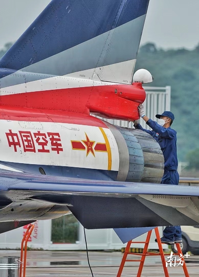 "八一"飞行表演队驾驶歼-10战机开展适应性训练