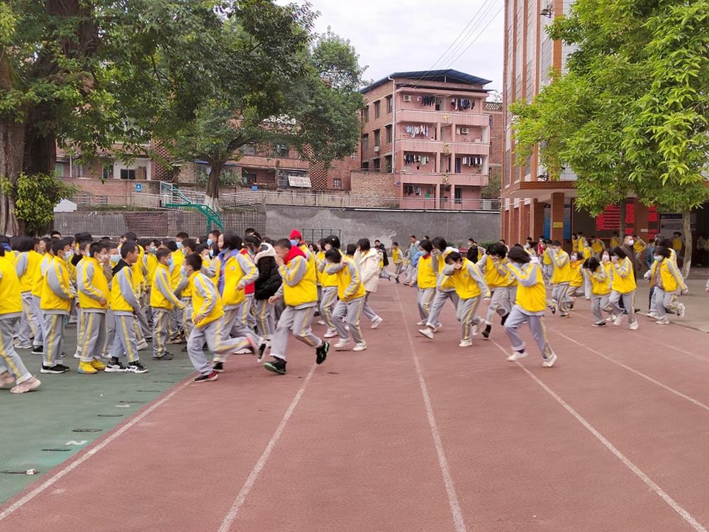 泸县六中开展消防应急疏散演练暨消防知识培训