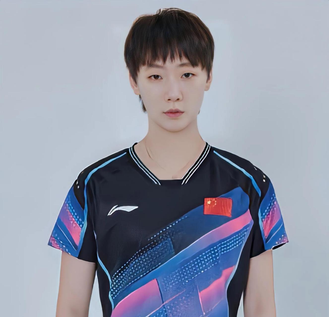 5月2日最新王曼昱新队服宣传照片,曼昱拍照蓝色,黑色,紫色的队服混搭