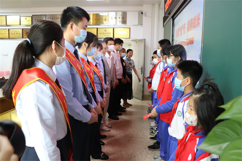 漳州台商区税务局到角美中心小学开展捐资助学活动